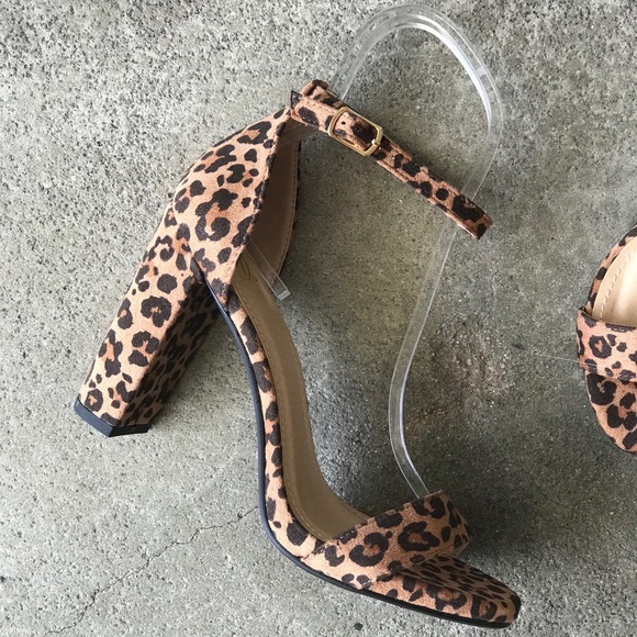 Delicious Leopard Ankle Strap Heel Sandal Size 7.5 - Picture 6 of 7